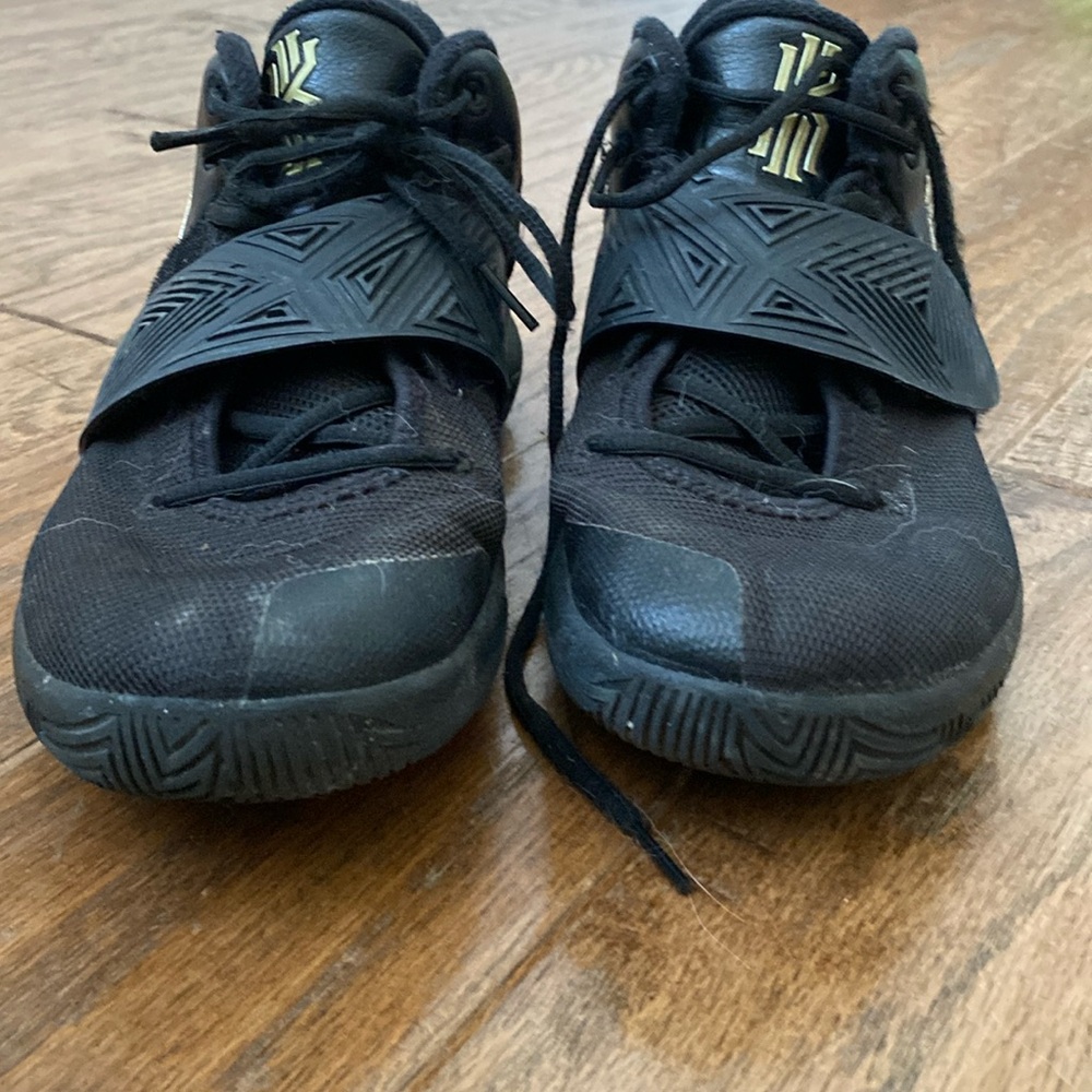 Nike Black Kyrie Flytrap size 11.5